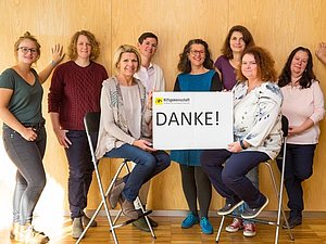 7 Frauen halten das Schild "Danke" in die Kamera.