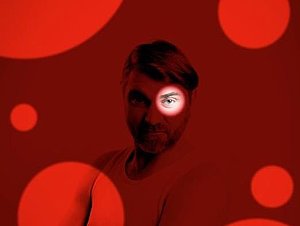 Mann mit verschränkten Armen im Seitenprofil, dunkelroter Schleier über dem ganzen Foto, nur über das Auge ist heller Kreis