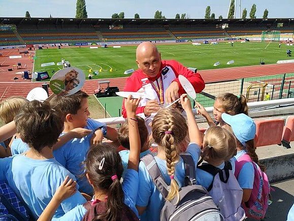 Bil Marinkovic gibt Autogramme umringt von Kindern und Jugendlichen