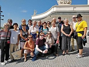 20 Personen posieren zusammen bei sonnigem Wetter für ein Gruppenfoto