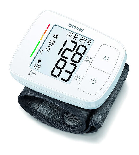 Ein weißes Blutdruckmessgerät, auf dem Datum, Uhrzeit, Blutdruck und Puls angezeigt werden. Es ist mit zwei großen Tasten bedienbar und kann am Handgelenk angelegt werden.