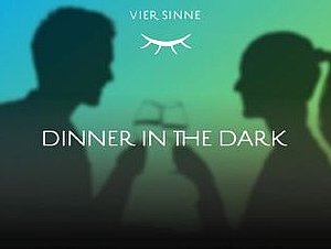 zwei Schatten von Menschen, die mit Weinglas anstoßen und überschrift: Dinner in the Dark