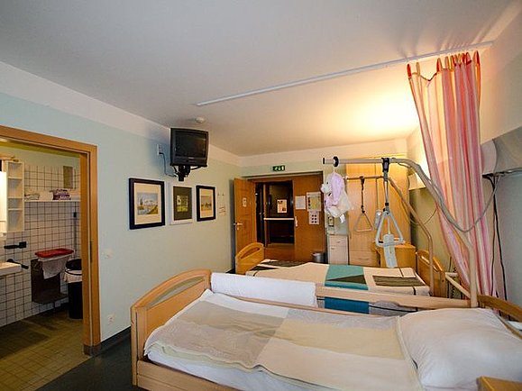Auf dem Foto sieht man ein Zweibettzimmer im Seniorenwohnhaus Waldpension.