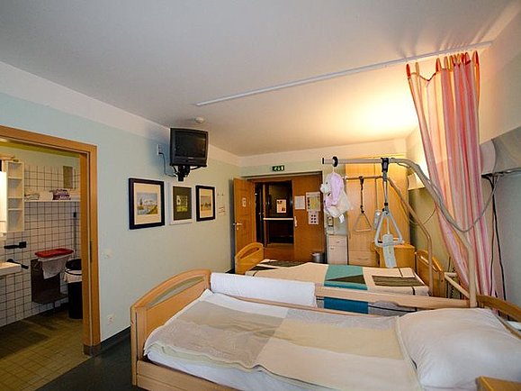 Zweibettzimmer im Seniorenwohnhaus Waldpension, Foto: Monika Kollarz Auf dem Foto sieht man ein Zweibettzimmer im Seniorenwohnhaus Waldpension.