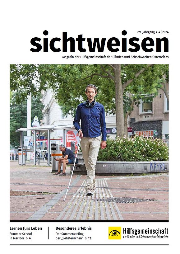 Cover der vierten sichtweisen Ausgabe 2024. Mann geht mit einem Langstock auf einem Leitstreifen über einen großen Platz.