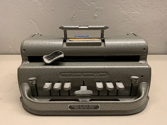 Schreibmaschine aus Guss mit Tragegriff.