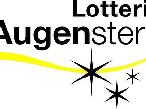 Logo mit Schriftzug "Lotterie Augenstern", darunter gelbe Welle und 3 Sterne.