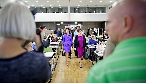 In Zweierreihe treffen die teilnehmenden Politikerinnen ein, mit Bundeskanzlering und First Lady in erster Reihe 