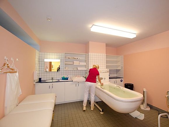 Das Stationsbad in der Waldpension wurde im Zuge der Modernisierung der Pflegeeinheit unseres Seniorenwohnheimes ebenfalls erneuert. Foto: Monika Kollarz Auch das Stationsbad der neuen Pflegeeinheit im Seniorenwohnheim Waldpension wurde erneuert..