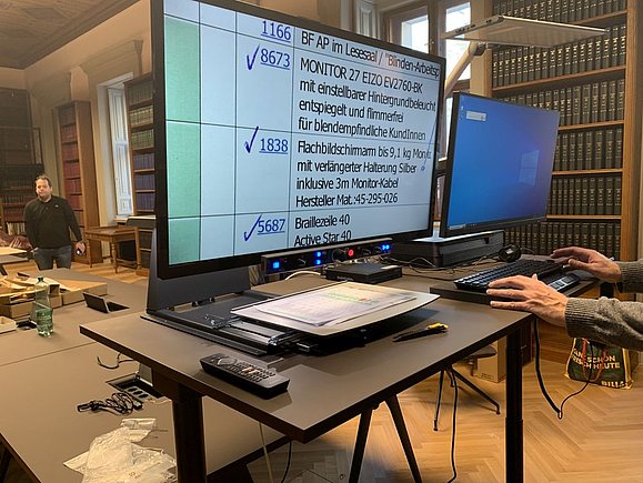 Barrierefreies_Parlament_c_Hilfsgemeinschaft_Screenreader.jpg riesiger PC-Bildschirm mit vergrößerter Darstellung