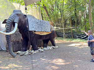 Foto: © Hilfsgemeinschaft Ein blinder Mann wirft mit einem Speer auf eine Mammut-Attrappe