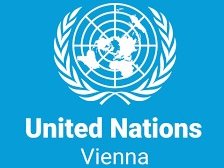 Logo weiß auf hellblau: United Nations Vienna