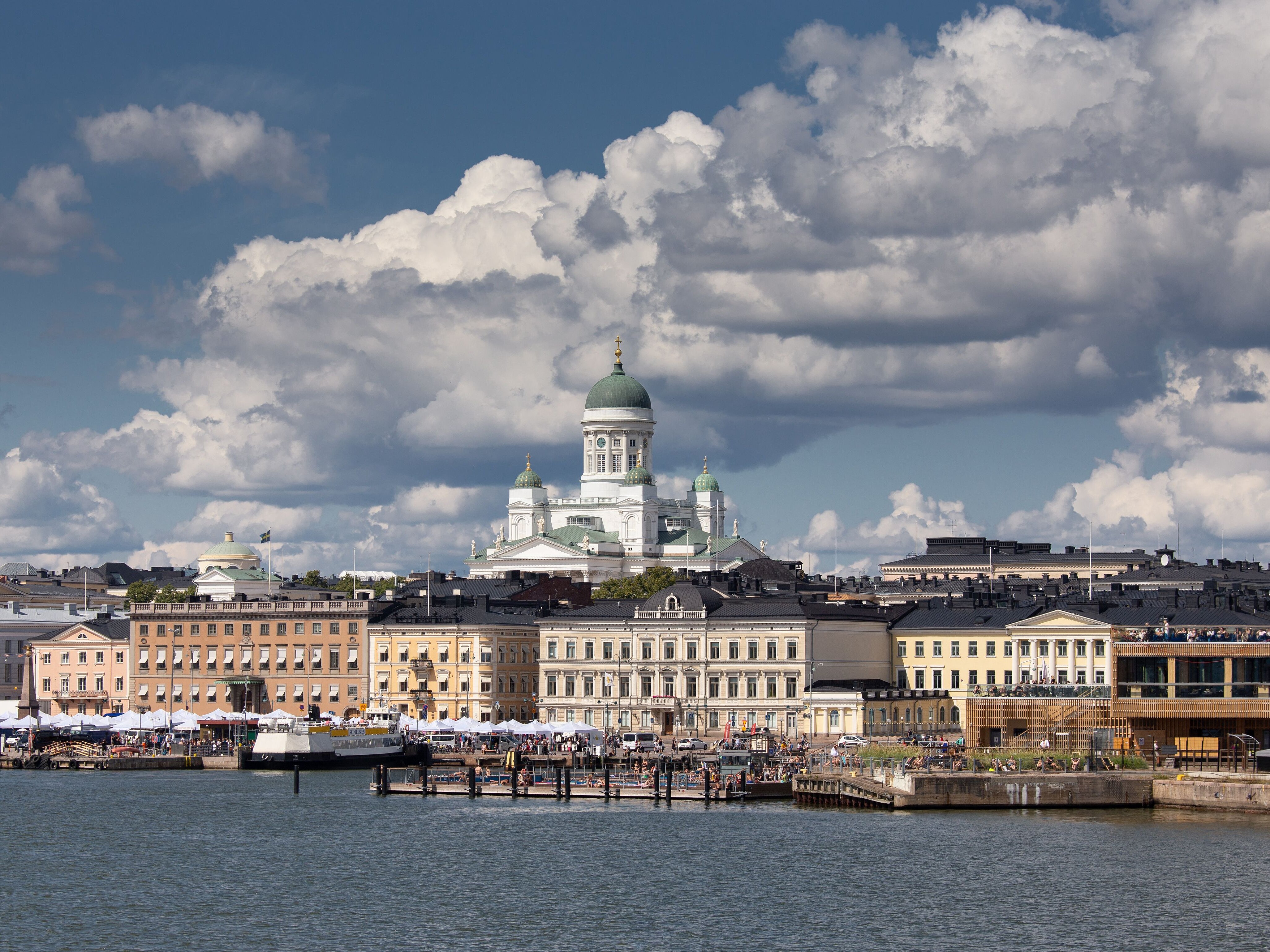 Foto: © pexels / Antti Kulmanen Ein atemberaubender Blick auf die lebendige Stadtlandschaft von Helsinki mit der ikonischen Helsinki Kathedrale unter einem dramatischen Himmel.
