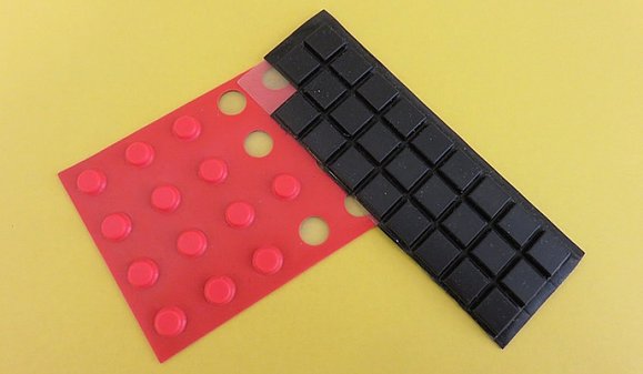 rote und schwarze Plastikpunkte zum abtrennen