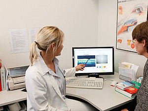 Gedspräch einer Ärztin und Patientin