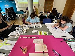 Gruppenarbeit Summer School 2024 Teilnehmende der Summer School 2024 bei einer Gruppenarbeit