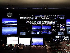 Regieraum des ORF mit vielen Monitoren, Laptops und Mischpult