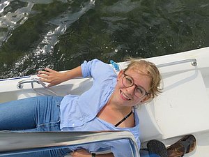 Fiona Groier entspannt am Tretboot. 