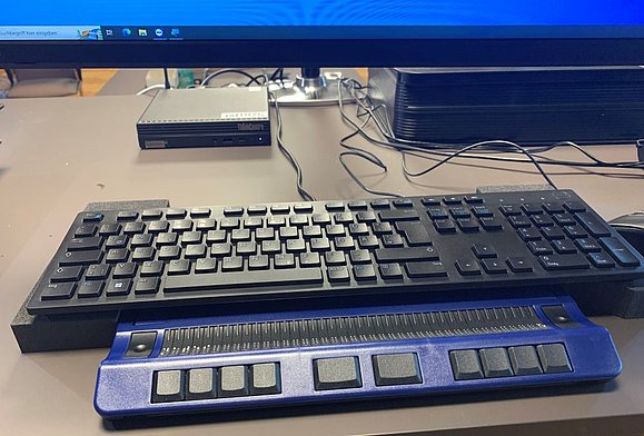 Braillezeile unterhalb der Tastatur