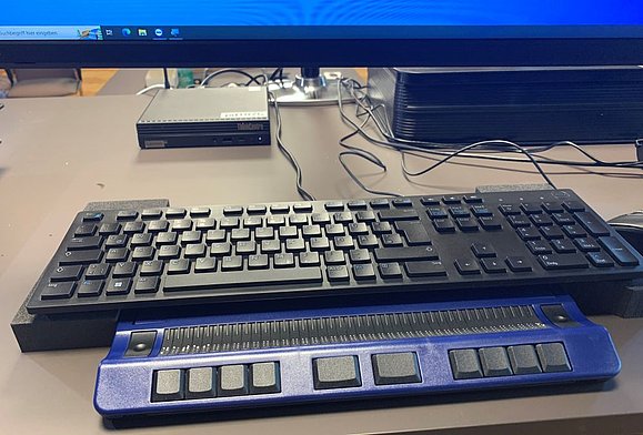 Barrierefreies_Parlament_c_Hilfsgemeinschaft_Braillezeile.jpg Braillezeile unterhalb der Tastatur