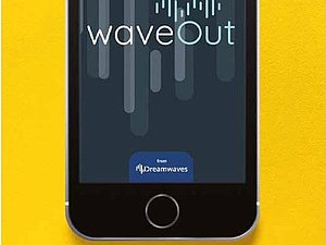 Schwarzes Handy auf gelbem Hintergrund. Bildschirm zeigt Aufschrift: wave out.