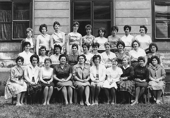 Gertraut Motzko (1. Reihe Mitte) mit ihren Schülerinnen und Kolleginnen an der Handelsakademie 1960-1961.