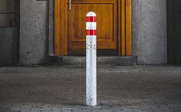 Eingangstür ohne kontrastierende Stufenmarkierung und Pfeiler mit Abstand vor der Tür, Copyright: Uwe Rustenbeck