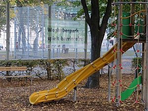 Gelbe Rutsche und Gerüst eines Spielplatzes im Weghuberpark