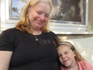 Bettina F. kuschelt mit ihrer Tochter Lena. Bettina F. kuschelt mit ihrer Tochter Lena