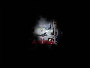 Illustration, wie eine Person mit Retinopathia Pigmentosa sehen könnte: Schwarz, nur in der Mitte ein Fleck, in dem man die Vorderseite einer Straßenbahn sieht, in der der Fahrer sitzt.