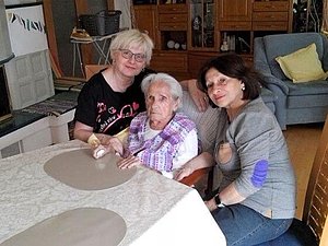 Drei Damen sitzen an einem Tisch
