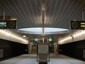 Ubahnstation mit großem Loch in der Decke für Beleuchtungszwecke