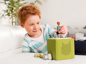 Ein Kind verwendet eine Toniebox