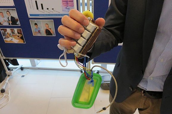 Modell der mobilen Braille-Tastatur Oskar Mann hält den Prototyp der mobilen Braille-Tastatur in den Händen