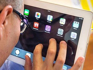 Sehbehinderte Person nutzt einen iPad