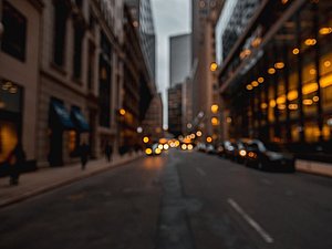 verschwommenes Foto einer befahrenen Straße in der Dämmerung