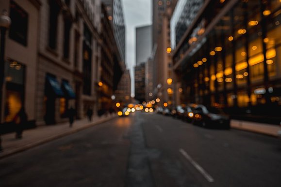 verschwommenes Foto einer befahrenen Straße in der Dämmerung