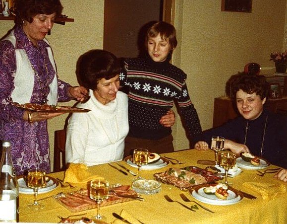 Patrick Hartweg im Alter von 12 Jahren beim Heringsschmaus mit Edith Trost