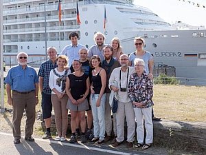 Eine Familie steht vor einem Kreuzfahrtschiff