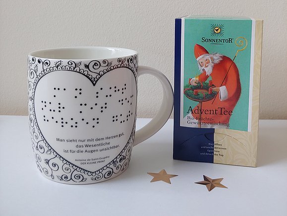 Nehmen Sie an der Verlosung teil und trinken Sie Ihren Weihnachtspunsch aus dieser Tasse mit Brailledruck Tasse aus Porzellan mit Brailleaudruck