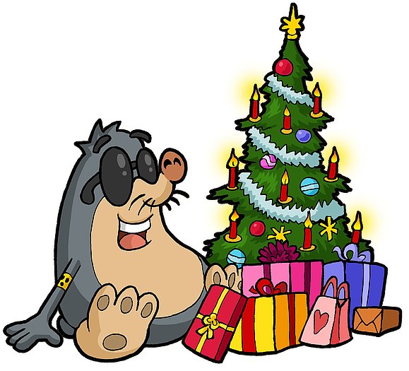 AUGust der Maulwurf, der eine dunkle Brille und eine gelbe Armbinde mit drei schwarzen Punkten trägt, sitzt fröhlich neben einem geschmückten Weihnachtsbaum unter dem bunte Geschenke liegen.