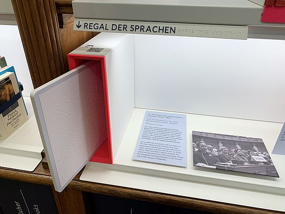 Bücherregal mit Braillebeschriftung und herausziehbarem braillebeschrifteten Board in A4