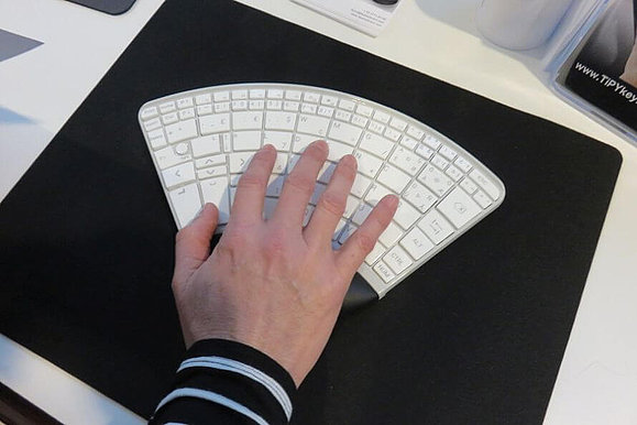 Gebogene Einhand-Tastatur wird verwendet