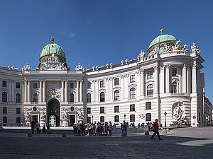 Gebäude Hofburg weißes Schloss Gesamtansicht bei blauem Himmel