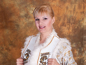 Frau in traditionell-ukrainischer Kleidung