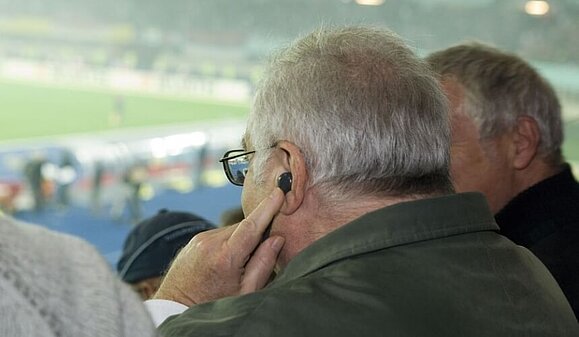 Person nutzt das Service von football4all