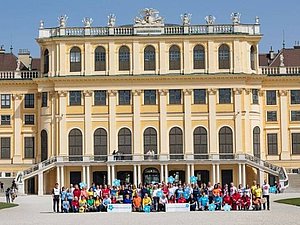 Vergissmeinnicht-Mitarbeiter versammelt vor Schloss Schönbrunn, Copyright: Schedl/Vergissmeinnicht.