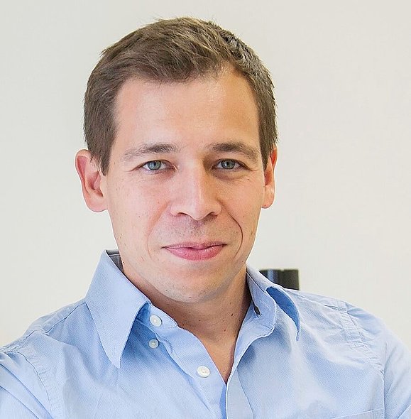 Dr. Matthias Bolz ist Augenarzt in Linz, Copyright: Dr. Matthias Bolz Ein Mann schaut lächelnd in die Kamera
