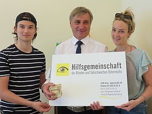 Werner Pirker und seine Kinder freuen sich über den Hauptgewinn der Lotterie Augenstern