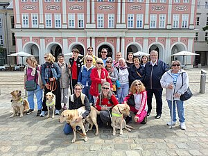 Foto: © Hilfsgemeinschaft Gruppenfoto der Teilnehmenden der Bildungsreise